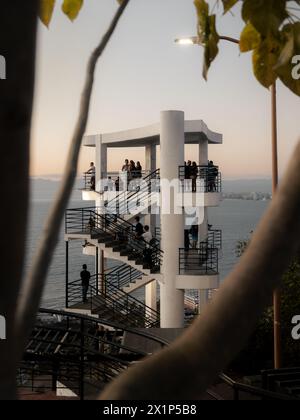 Menschen auf mirador am Aussichtspunkt Hill of the Cross in Puerto Vallarta, Mexiko am 2. Februar 2024. Stockfoto