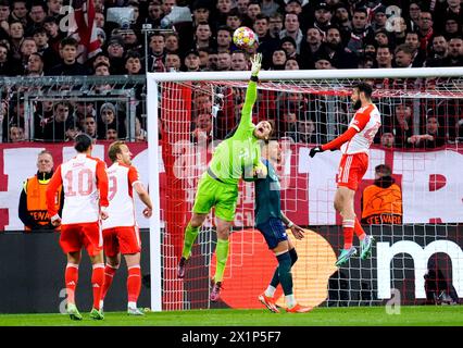 Bayern Münchner Torhüter Manuel neuer trifft auf Arsenals Ben White, als er im Viertelfinale der UEFA Champions League, dem zweiten Legspiel in der Allianz Arena, in München, einen Sieg erzielt. Bilddatum: Mittwoch, 17. April 2024. Stockfoto