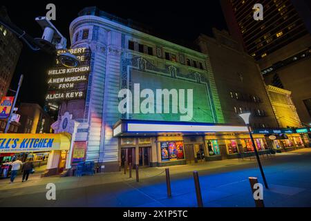 Wunderschöner nächtlicher Blick auf das Shubert Theater am Broadway mit der Premiere des neuen Musicals „Hell's Kitchen“. NEW YORK USA. Stockfoto