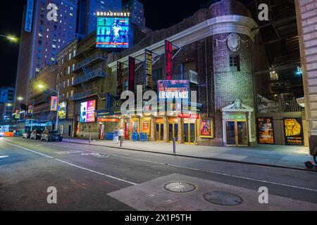 Wunderschöner nächtlicher Blick auf das Broadhurst Theatre mit der Premiere des Musicals „The Neil Diamond Musical: A Beautiful Noise“, NY, USA, Stockfoto