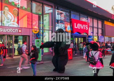 Wunderschöner Blick auf den Times Square in Manhattan mit Leuten und einer Person, die als King Kong verkleidet ist. NY, USA, Stockfoto