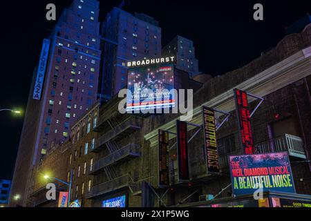 Nächtlicher Blick auf die Fassade des Broadhurst Theaters mit Werbetafeln, die das Musical „The Neil Diamond Musical: A Beautiful Noise“ (das Neil Diamond Musical: Ein schöner Lärm) bewerben. NEW YORK USA. Stockfoto