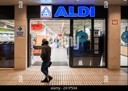 Madrid, Spanien. April 2024. Ein Fußgänger spaziert an der deutschen multinationalen, familiengeführten Supermarktkette Aldi in Spanien vorbei. (Foto: Xavi Lopez/SOPA Images/SIPA USA) Credit: SIPA USA/Alamy Live News Stockfoto