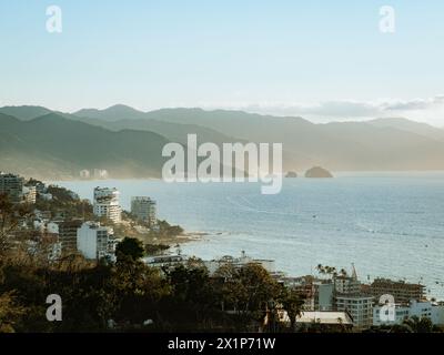 Unglaubliche Aussicht nach Süden in Richtung Conchas China Beach von el mirador am Hill of the Cross Aussichtspunkt in Puerto Vallarta, Mexiko. Stockfoto