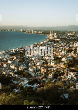 Vertikales Bild mit unglaublichem Blick auf die Hotelzone von El mirador am Aussichtspunkt Hill of the Cross in Puerto Vallarta, Mexiko. Stockfoto