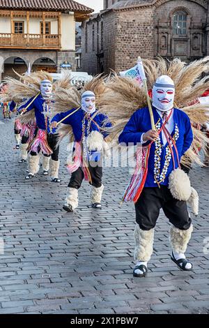 CUSCO, PERU - 29. SEPTEMBER 2023: Eine Gruppe peruanischer Tänzer in Masken und traditioneller Kleidung tritt in einer Parade auf der Plaza de Armas in Cusco auf. Stockfoto