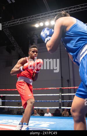 Pueblo, Colorado, USA. April 2024. Dedrick Crocklem aus den Vereinigten Staaten (Red) besiegt Criztian Laurante von den Philippinen in einem 63,5 kg schweren Vorkampf. Quelle: Casey B. Gibson/Alamy Live News Stockfoto