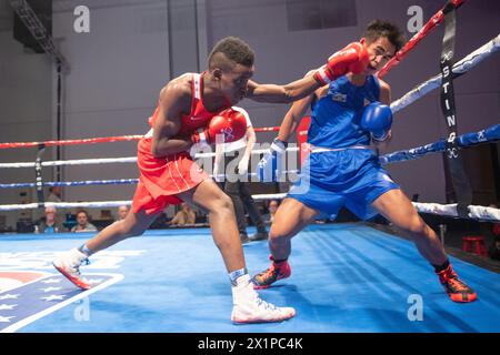 Pueblo, Colorado, USA. April 2024. Dedrick Crocklem aus den Vereinigten Staaten (Red) besiegt Criztian Laurante von den Philippinen in einem 63,5 kg schweren Vorkampf. Quelle: Casey B. Gibson/Alamy Live News Stockfoto