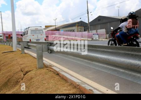 salvador, bahia, brasilien - 19. märz 2024: Schutzgeländer für Fahrzeuge auf der Bundesautobahn BR 324. Stockfoto