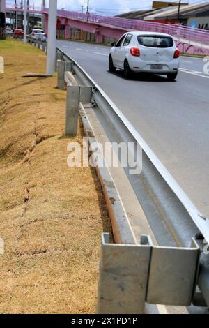 salvador, bahia, brasilien - 19. märz 2024: Schutzgeländer für Fahrzeuge auf der Bundesautobahn BR 324. Stockfoto