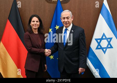 Der israelische Premierminister Benjamin Netanjahu trifft sich am Mittwoch, den 17. April 2024, im Büro des Premierministers in Jerusalem mit dem britischen Außenminister David Cameron und der deutschen Außenminister Annalena Baerbock. Der Premierminister dankte dem britischen Außenminister und dem deutschen Außenminister für ihre unmissverständliche Unterstützung und die beispiellose Verteidigung des Staates Israel gegen den iranischen Angriff und wiederholte, dass Israel sein Recht auf Selbstverteidigung behalten werde. Foto: Pressestelle der israelischen Regierung/UPI Stockfoto