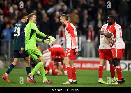 MÜNCHEN, DEUTSCHLAND - 17. APRIL: Manuel neuer von Bayern München und Eric Dier von Bayern München feiern nach ihrem Sieg das zweite Legspiel der UEFA Champions League zwischen dem FC Bayern München und dem Arsenal FC am 17. April 2024 in München. © diebilderwelt / Alamy Live News Stockfoto