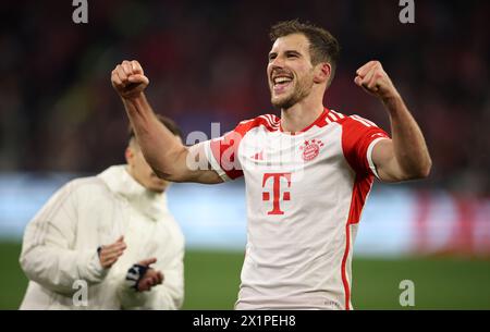MÜNCHEN, DEUTSCHLAND - 17. APRIL: Leon Goretzka von Bayern München feiert mit den Fans nach dem Sieg der beiden Seiten das Viertelfinale der UEFA Champions League zwischen dem FC Bayern München und dem Arsenal FC am 17. April 2024 in München. © diebilderwelt / Alamy Live News Stockfoto