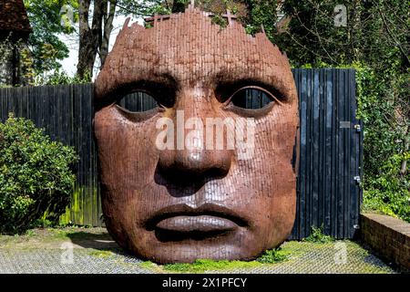 Eine allgemeine Ansicht von „Bulkhead“, einer Skulptur von Rick Kirby, die am Freitag, den 12. April 2024, vor dem Marlowe Theatre in Canterbury, Kent, steht. (Foto: Mark Fletcher | MI News) Stockfoto