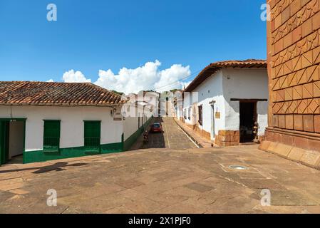 Barichara, Santander, Kolumbien; 25. November 2022: Blick vom Atrium der Kathedrale, der Straße mit kolonialer Architektur dieser Stadt, zum Nationaldenkmal erklärt Stockfoto