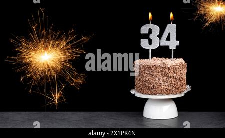 Geburtstagsfeier mit Kuchen und Kerze Nummer 34 Stockfoto