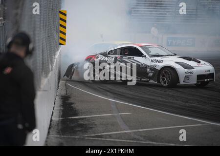 Alec Robbins zerrt seinen Stoßfänger, nachdem er mit der Wand in Zone 3 des Straßenkurses kollidiert hat. Formula Drift ist zurück für ein weiteres Jahr des Wettbewerbs und beginnt ihre erste Runde in den Straßen von Long Beach. Mit den in diesem Jahr neu eingeführten Sitzhalterungen konnten sich die Fahrer den Weg an die Spitze kämpfen, anstatt die einzelnen Qualifikationsrunden in den Jahren zuvor. Dadurch konnten die Fans die Veranstaltung besser sehen und die Fahrer ihre Fähigkeiten unter harten Wettbewerbern testen. Nach einem kalten und nassen Wochenende voller Schwierigkeiten, einschließlich eines verheerenden Maschinenbrandes, Jam Stockfoto