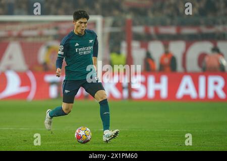 München, Deutschland. April 2024. München, 17. April 2024: Takehiro Tomiyasu (18 Arsenal) gibt den Ball im Viertelfinale der UEFA Champions League zwischen dem FC Bayern München und dem Arsenal FC in der Allianz Arena in München. (Daniela Porcelli/SPP) Credit: SPP Sport Press Photo. /Alamy Live News Stockfoto