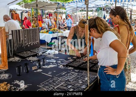 Touristen/Besucher kaufen Schmuck an Einem Verkaufsstand auf dem Ipanema Sunday Market (Hippie Fair) in Rio de Janeiro, Bundesstaat Rio de Janeiro, Brasilien. Stockfoto