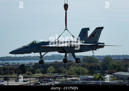 NORFOLK, Virginia (15. April 2024) Ein Kran, der von Naval Facilities Engineering Systems Command betrieben wird, hebt ein Trainingsflugzeug zur Schadenskontrolle in der Luftfahrt auf das Flugdeck des weltweit größten Flugzeugträgers, USS Gerald R. Ford (CVN 78), 15. April 2024. Ford befindet sich derzeit an der Pier-Seite der Marinestation Norfolk und führt routinemäßige Wartungsarbeiten durch. (Foto der U.S. Navy von Mass Communication Specialist 3rd Class Maxwell Orlosky) Stockfoto