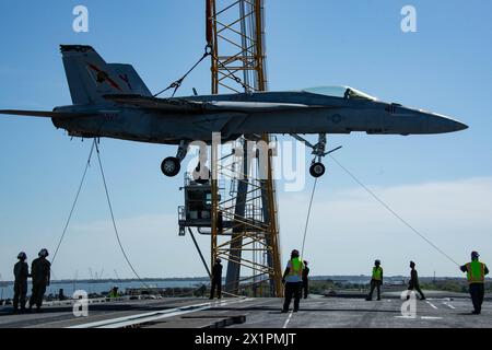 NORFOLK, Virginia (15. April 2024) Seeleute an Bord des weltweit größten Flugzeugträgers, USS Gerald R. Ford (CVN 78), und Mitarbeiter von Naval Facilities Engineering Systems Command, heben ein Trainingsflugzeug, das zur Schadenskontrolle in der Luftfahrt eingesetzt wurde, mit einem Kran auf das Flugdeck des Schiffes, 15. April 2024. Ford befindet sich derzeit an der Pier-Seite der Marinestation Norfolk und führt routinemäßige Wartungsarbeiten durch. (Foto der U.S. Navy von Mass Communication Specialist 3rd Class Maxwell Orlosky) Stockfoto