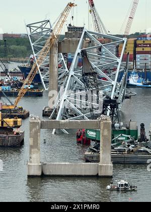 Die Wrackbeseitigung wird am 17. April an der Francis Scott Key Bridge durchgeführt, wie sie vom nördlichen Rand der noch stehenden Brücke aus gesehen wird. Die Beseitigung von Trümmern und Wrackteilen wird fortgesetzt, um die sichere und effiziente Öffnung des Fort McHenry-Kanals zu unterstützen. Stockfoto