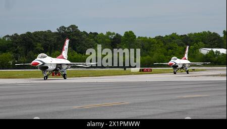 Zwei F-16 Fighting Falcons, die der United States Air Force Air Demonstration Squadron „Thunderbirds“ zugewiesen sind, fahren am 17. April 2024 die Fluglinie auf der Joint Base Charleston, South Carolina, für die Charleston Airshow herunter. Ziel der Flugschau ist es, die fortwährenden Fortschritte der Luftwaffe beim Aufbau der Zukunft der Luftkraft mit militärischen und zivilen Luftakten und statischen Displays sowie Ausstellungen aus Wissenschaft, Technik, Technik und Mathematik sowie Demonstrationen militärischer Operationen zu demonstrieren. (Foto der U.S. Air Force von Senior Airman Christian Silvera) Stockfoto