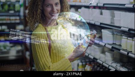 Weiße Frau, die ein transparentes digitales Tablet in einem Geschäft hält Stockfoto