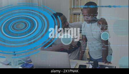 Afroamerikaner Vater und Sohn schauen auf den Computerbildschirm Stockfoto