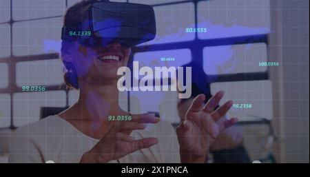 Weiße Frau mit VR-Headset, interagiert mit virtuellen Daten Stockfoto