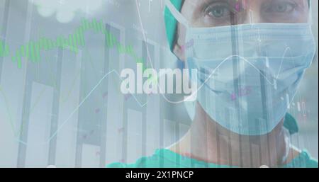 Kaukasische Ärztin trägt Maske, überprüft Daten Stockfoto