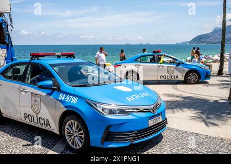 Polizeibeamte halten Wache auf Ipanema Beach, Ipanema, Rio de Janeiro, Brasilien. Stockfoto