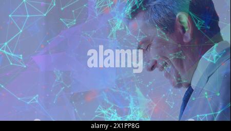 Ein männlicher Boss im mittleren Alter, der sich digitale Grafiken ansieht Stockfoto