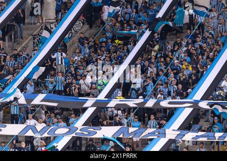 Porto Alegre, Brasilien. April 2024. Gremio-Fans während des Spiels zwischen Gremio und Athletico Paranaense für die brasilianische Serie A 2024 im Arena do Gremio Stadium in Porto Alegre am 17. April. Foto: Richard Ducker/DiaEsportivo/Alamy Live News Credit: DiaEsportivo/Alamy Live News Stockfoto