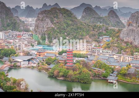 Malerischer Blick auf den Mulong-See und die Stadt Guilin vom Gipfel des Diecai-Berges, horizontales Bild mit Kopierraum Stockfoto