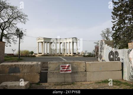 Odessa, Ukraine. April 2024. Blick auf die Woronzow-Kolonnade und den Betonzaun, der die freie Passage am Ende des Prymorskyi-Boulevards einschränkt. Der Worontsow-Palast ist ein Palast und Kolonnade aus dem 19. Jahrhundert in Odesa, Ukraine, am Ende des Prymorskyi-Boulevards, der seit Beginn der vollständigen Invasion der Russischen Föderation in das Gebiet der Ukraine für die Öffentlichkeit gesperrt ist. Quelle: SOPA Images Limited/Alamy Live News Stockfoto