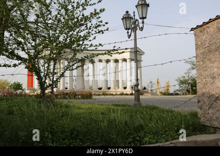 Odessa, Ukraine. April 2024. Blick auf die Woronzow-Kolonnade und den Stacheldraht, der die Passage am Ende des Prymorskyi-Boulevards blockiert. Der Worontsow-Palast ist ein Palast und Kolonnade aus dem 19. Jahrhundert in Odesa, Ukraine, am Ende des Prymorskyi-Boulevards, der seit Beginn der vollständigen Invasion der Russischen Föderation in das Gebiet der Ukraine für die Öffentlichkeit gesperrt ist. Quelle: SOPA Images Limited/Alamy Live News Stockfoto