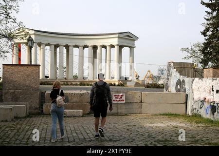 Odessa, Ukraine. April 2024. Ein paar Menschen nähern sich einer Betonmauer und einem Schild mit einer Inschrift, die den Durchgang zur Woronzow-Kolonnade am Ende des Prymorskyi-Boulevards begrenzt. Der Worontsow-Palast ist ein Palast und Kolonnade aus dem 19. Jahrhundert in Odesa, Ukraine, am Ende des Prymorskyi-Boulevards, der seit Beginn der vollständigen Invasion der Russischen Föderation in das Gebiet der Ukraine für die Öffentlichkeit gesperrt ist. (Foto: Viacheslav Onyschtschenko/SOPA Images/SIPA USA) Credit: SIPA USA/Alamy Live News Stockfoto