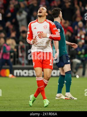 München, Deutschland. April 2024. Leroy Sane (L) vom FC Bayern München reagiert auf das UEFA Champions League-Viertelfinale des 2. Leg-Fußballspiels zwischen Bayern München und Arsenal am 17. April 2024 in München. Quelle: Philippe Ruiz/Xinhua/Alamy Live News Stockfoto