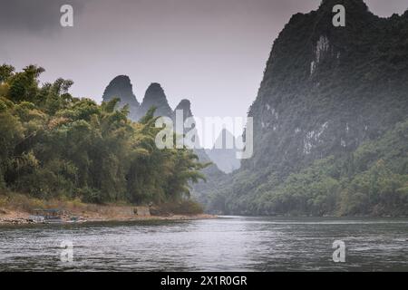 Landschaft von Guilin, Karstgebirge. In der Nähe der antiken Stadt Xingping, Yangshuo County, Guilin Stadt, Provinz Guangxi, China. Stockfoto