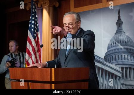 Chuck Schumer (Demokrat von New York), der Mehrheitsführer des US-Senats, äußerte sich, nachdem das Amtsenthebungsverfahren des US-amerikanischen Innenministers Alejandro Mayorkas im Senat am 17. April 2024 im US-Kapitol in Washington, DC, besiegt worden war. Quelle: Rod Lamkey/CNP/MediaPunch Stockfoto