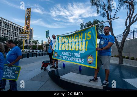 Las Vegas, NV, USA. April 2024. Briefträger des United States Postal Service versammeln sich am 17. April 2024 im Lloyd D. George U.S. Courthouse in Las Vegas, Nevada, wegen Sicherheitsbedenken. Quelle: Dee Cee Carter/Media Punch/Alamy Live News Stockfoto