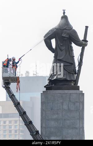 Seoul, Südkorea. April 2024. Arbeiter sprühten Wasser auf die Statue des koreanischen Admiral Yi Sun-sin am Gwanghwamun Square in der Innenstadt von Seoul. Yi Sun-sin (* 28. April 1545 bis 16. Dezember 1598) war ein koreanischer Admiral und Nationalheld, der eine wichtige Rolle bei der Überwindung Japans in den 1590er Jahren spielte Quelle: SOPA Images Limited/Alamy Live News Stockfoto