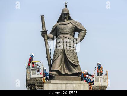 Seoul, Südkorea. April 2024. Arbeiter reinigen die Statue des koreanischen Admiral Yi Sun-sin am Gwanghwamun-Platz in der Innenstadt von Seoul. Yi Sun-sin (* 28. April 1545 bis 16. Dezember 1598) war ein koreanischer Admiral und Nationalheld, der eine wichtige Rolle bei der Überwindung Japans in den 1590er Jahren spielte Quelle: SOPA Images Limited/Alamy Live News Stockfoto