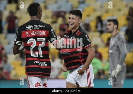 Rio De Janeiro, Brasilien. April 2024. Luiz Araújo do Flamengo, comemora o seu gol com Bruno Henrique durante a partida entre Flamengo e São Paulo, pela 2ª rodada do Campeonato Brasileiro Série A 2024, no Estádio do Maracanã, nesta quarta-feira 17. Quelle: DiaEsportivo/Alamy Live News Stockfoto