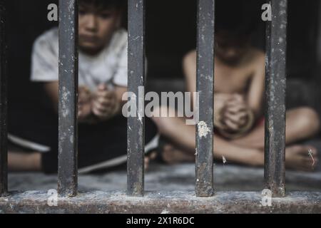 Das Konzept des Menschenhandels spiegelt die heutige Gesellschaft wider und stoppt Gewalt gegen Kinder und Frauen. Stockfoto