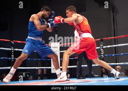 Pueblo, Colorado, USA. April 2024. Harris Akbar aus Großbritannien (Blue) besiegt Kevin Scott aus Schweden in einem 71 kg schweren Vorkampf. Quelle: Casey B. Gibson/Alamy Live News Stockfoto