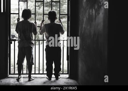 Das Konzept des Menschenhandels spiegelt die heutige Gesellschaft wider und stoppt Gewalt gegen Kinder und Frauen. Stockfoto