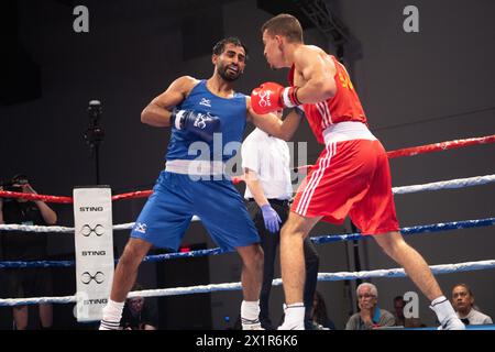 Pueblo, Colorado, USA. April 2024. Harris Akbar aus Großbritannien (Blue) besiegt Kevin Scott aus Schweden in einem 71 kg schweren Vorkampf. Quelle: Casey B. Gibson/Alamy Live News Stockfoto