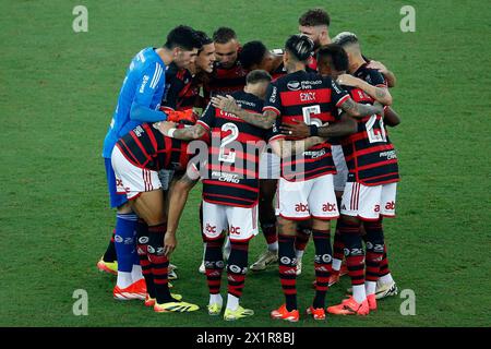 Rio de Janeiro, Brasilien. April 2024. Spieler von Flamengo vor dem Spiel zwischen Flamengo und Sao Paulo für die brasilianische Serie A 2024 im Maracana Stadium in Rio de Janeiro am 17. April. Foto: Satiro Sodre/DiaEsportivo/Alamy Live News Credit: DiaEsportivo/Alamy Live News Stockfoto